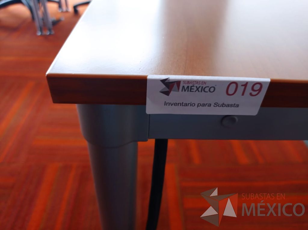 Lote 069 - Mesa de trabajo, estructura metálica y cubierta color madera - Imagen 7