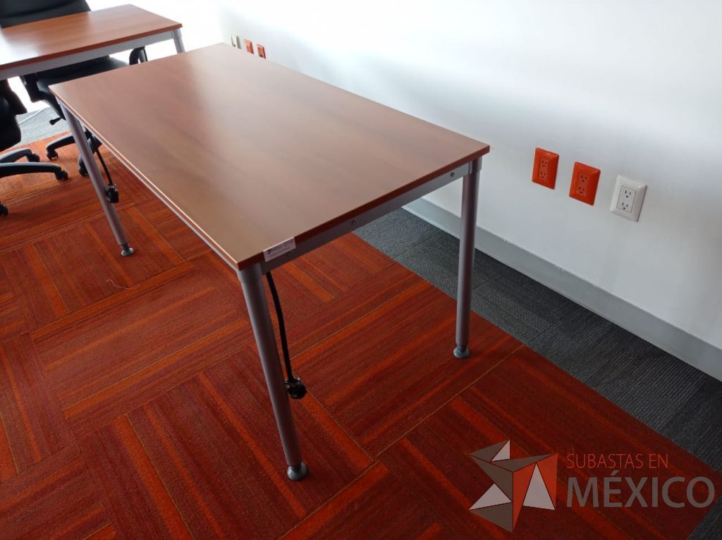 Lote 069 - Mesa de trabajo, estructura metálica y cubierta color madera - Imagen 8