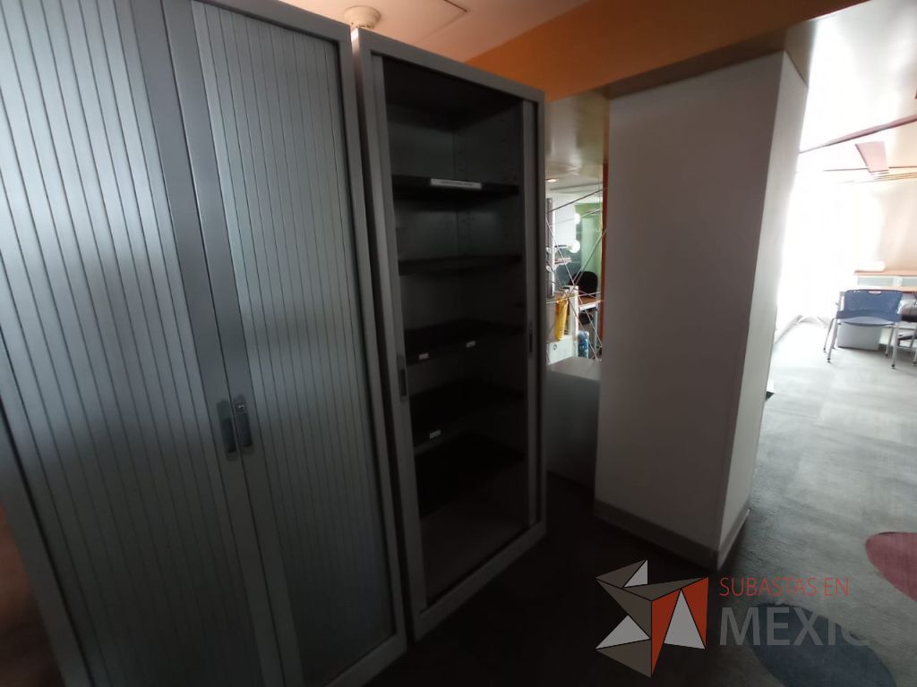 Lote 071 - Gabinete alto metálico con 2 puertas corredizas color gris - Imagen 2