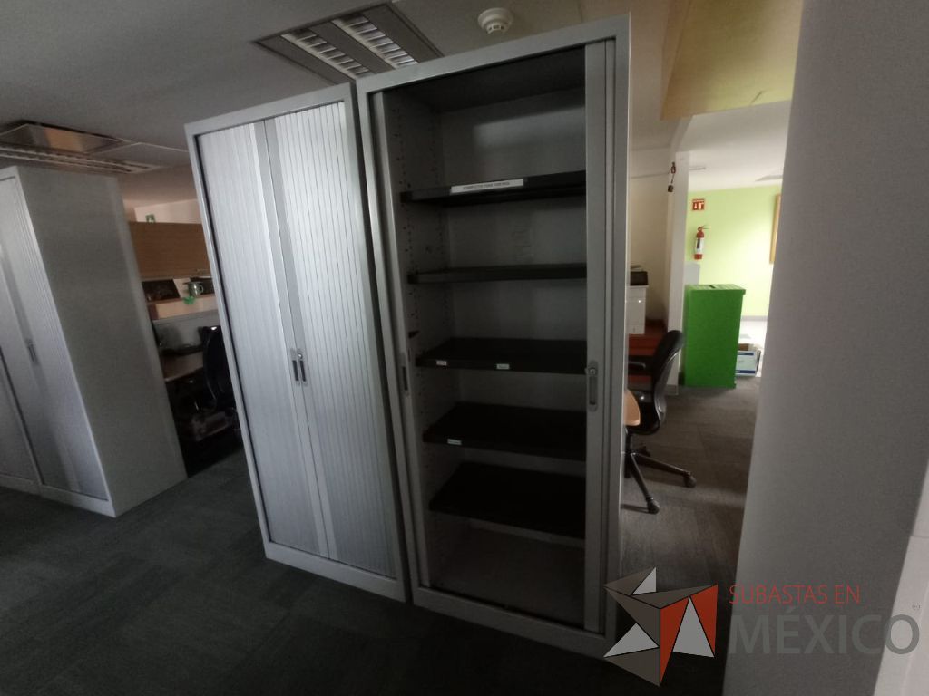 Lote 071 - Gabinete alto metálico con 2 puertas corredizas color gris - Imagen 3