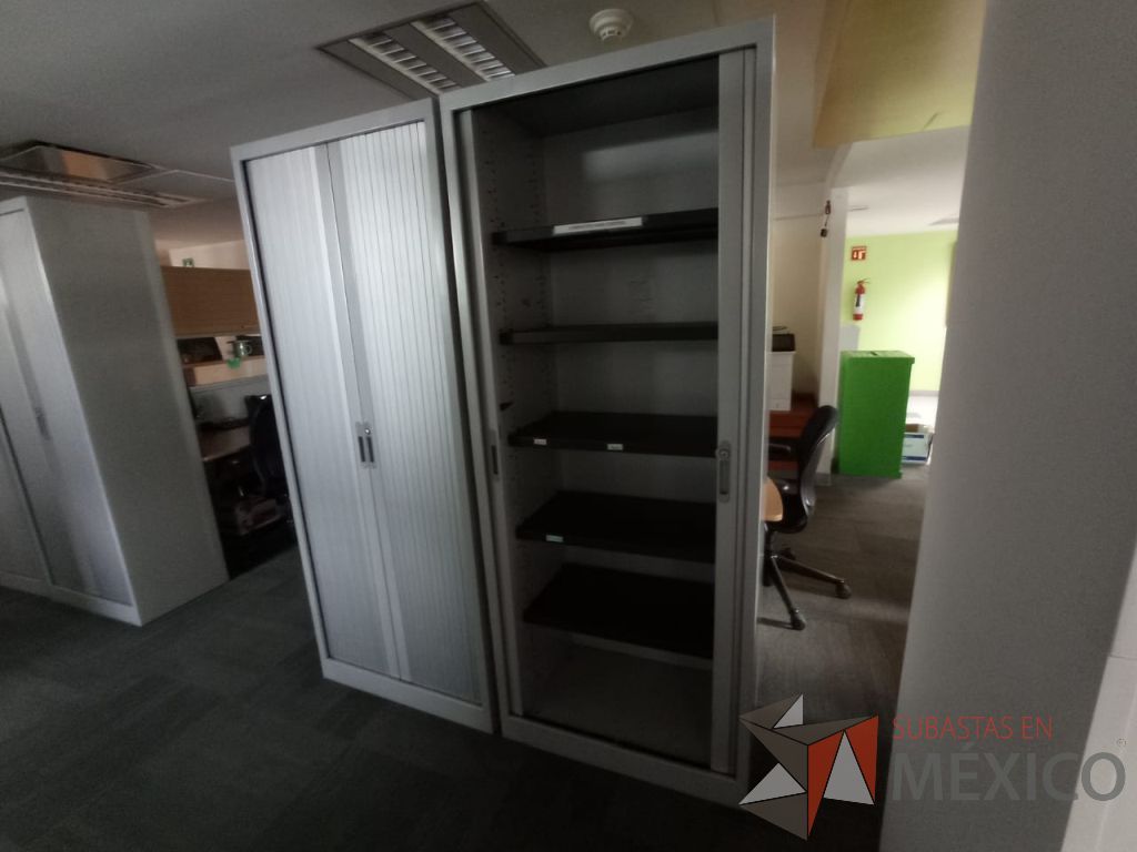 Lote 071 - Gabinete alto metálico con 2 puertas corredizas color gris - Imagen 4