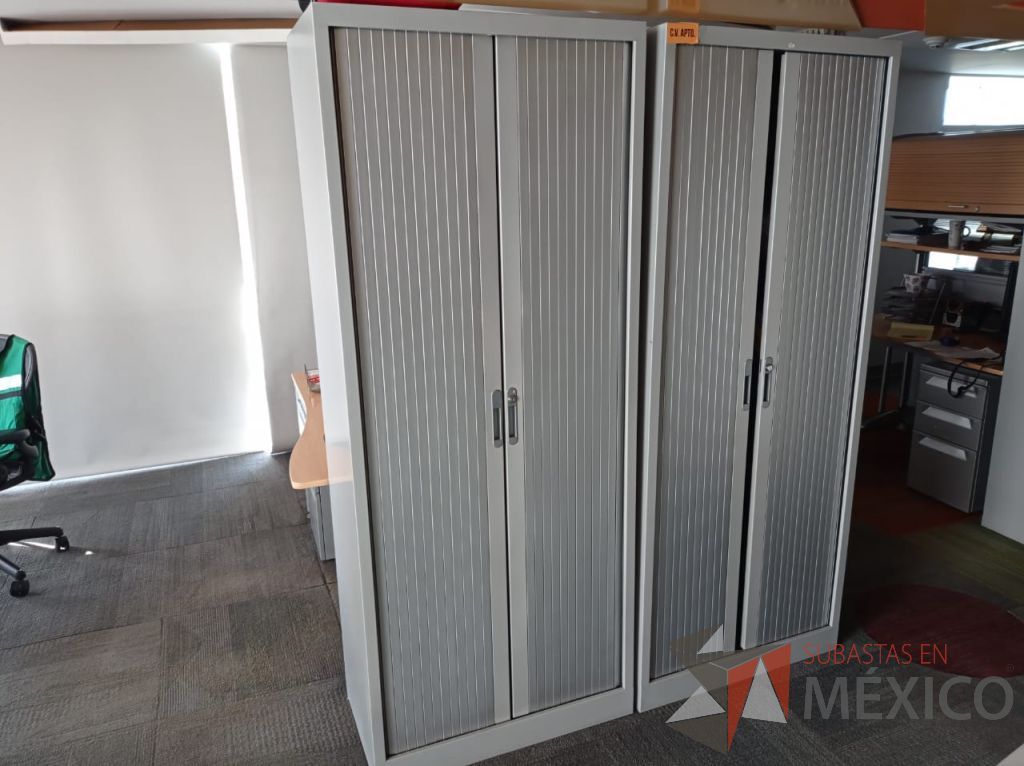 Lote 071 - Gabinete alto metálico con 2 puertas corredizas color gris