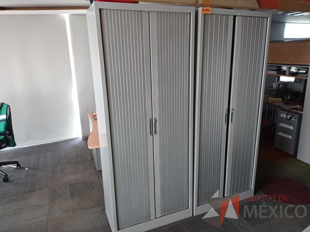 Lote 071 - Gabinete alto metálico con 2 puertas corredizas color gris - Imagen 5