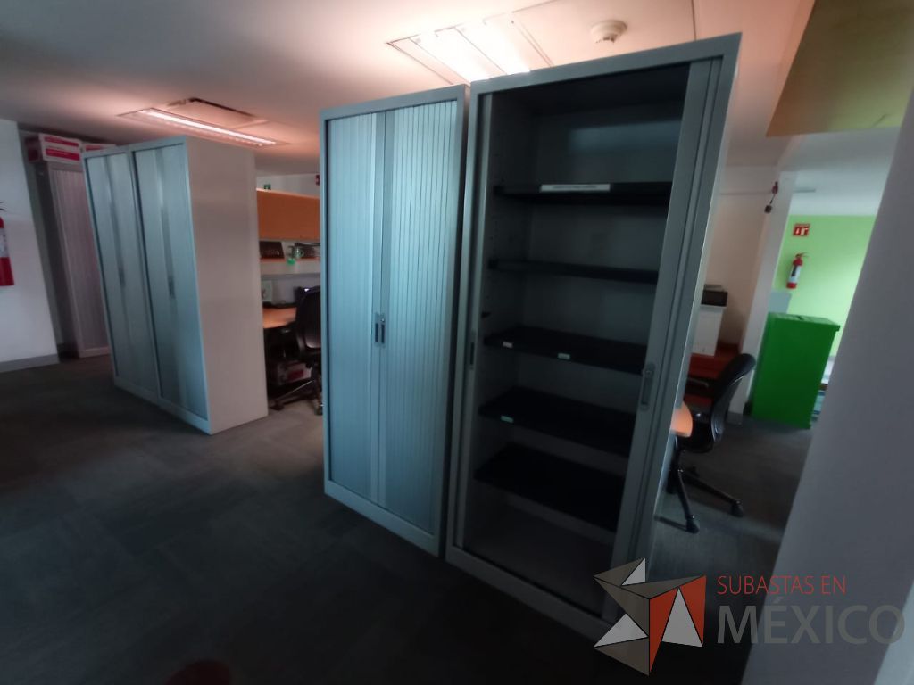 Lote 071 - Gabinete alto metálico con 2 puertas corredizas color gris - Imagen 6