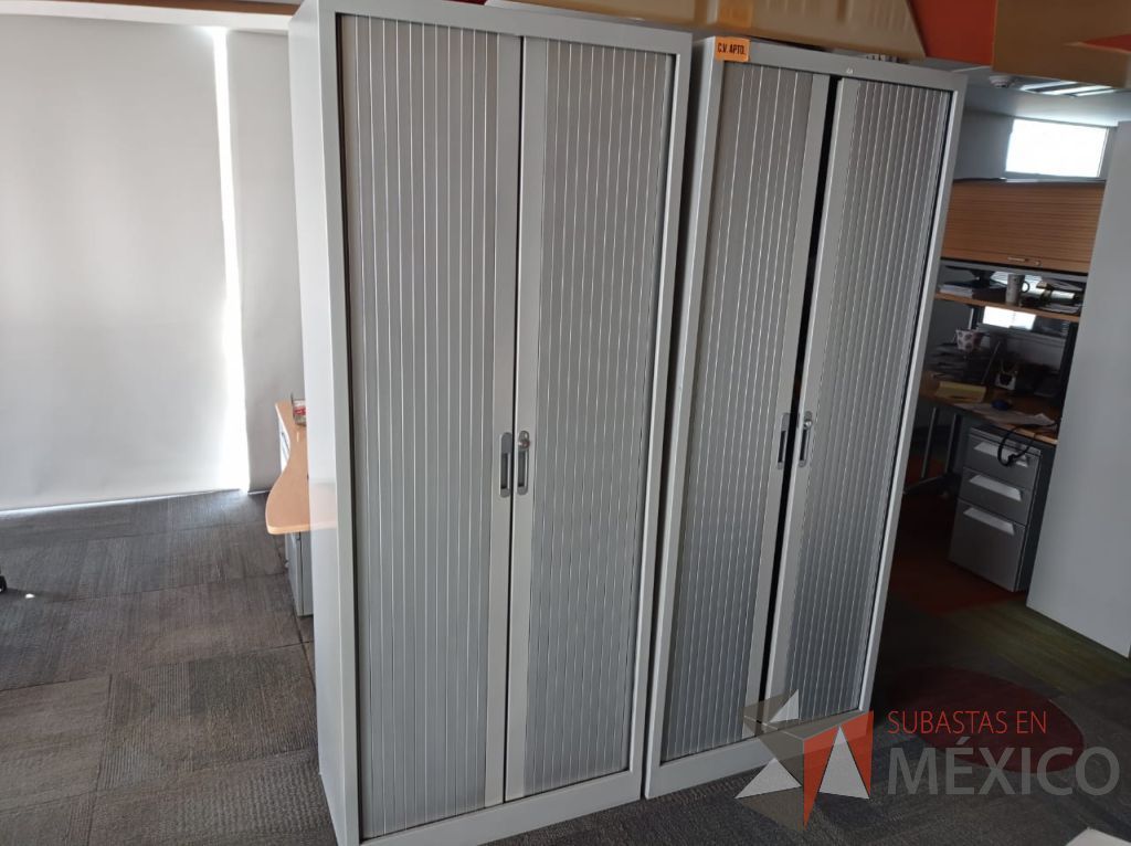 Lote 071 - Gabinete alto metálico con 2 puertas corredizas color gris - Imagen 7
