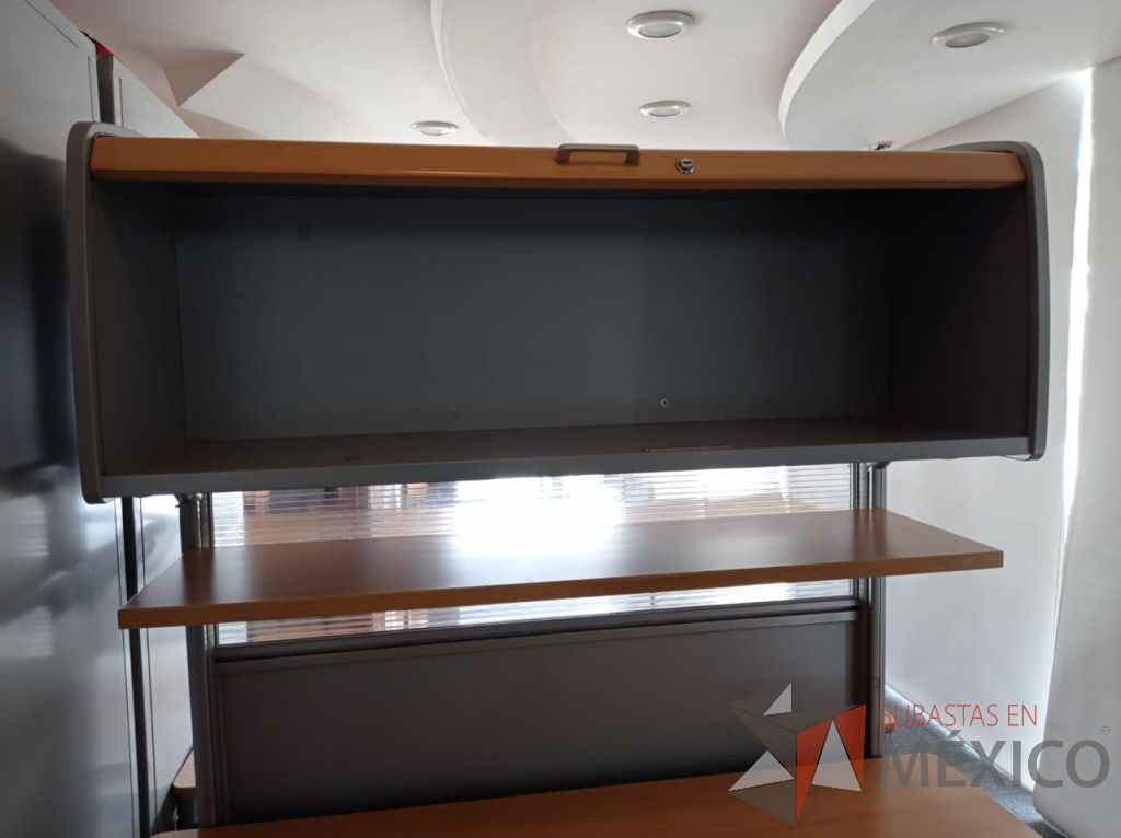 Lote 105 - Estación de trabajo para 2 personas con archivero vertical, mampara con 2 gavetas con puerta corrediza y 2 repisas - Imagen 2