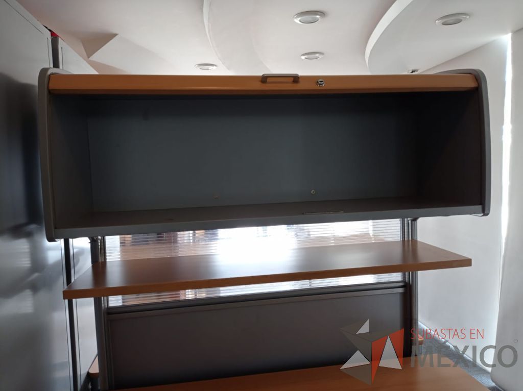 Lote 105 - Estación de trabajo para 2 personas con archivero vertical, mampara con 2 gavetas con puerta corrediza y 2 repisas - Imagen 3