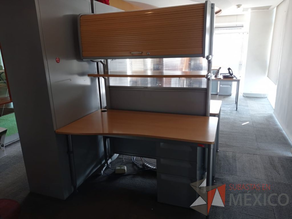 Lote 105 - Estación de trabajo para 2 personas con archivero vertical, mampara con 2 gavetas con puerta corrediza y 2 repisas - Imagen 4