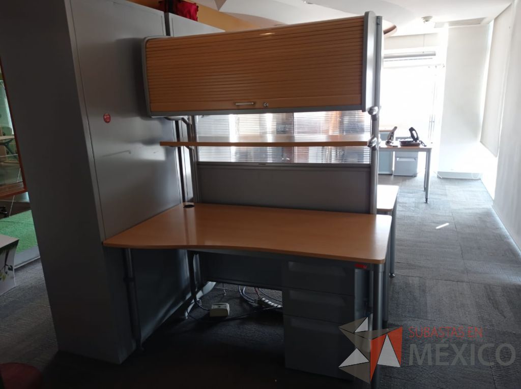 Lote 105 - Estación de trabajo para 2 personas con archivero vertical, mampara con 2 gavetas con puerta corrediza y 2 repisas - Imagen 5