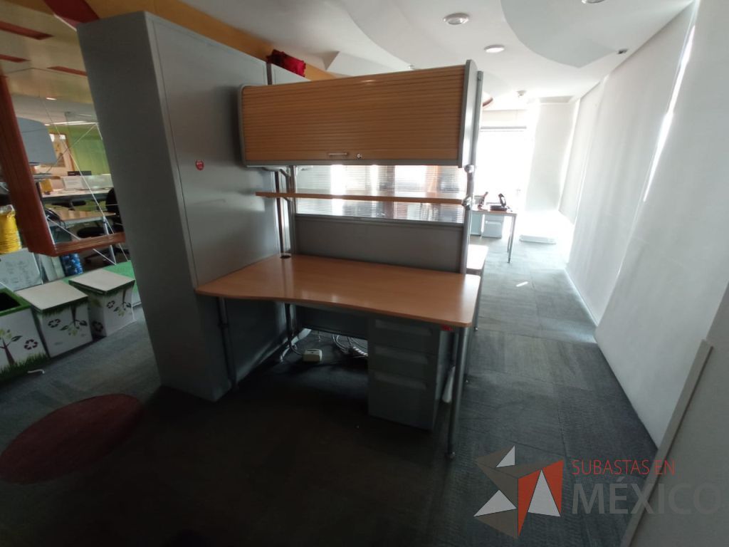 Lote 105 - Estación de trabajo para 2 personas con archivero vertical, mampara con 2 gavetas con puerta corrediza y 2 repisas - Imagen 6