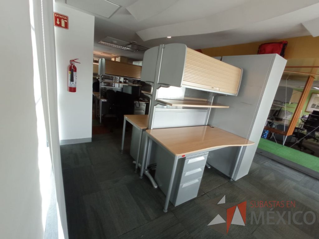 Lote 105 - Estación de trabajo para 2 personas con archivero vertical, mampara con 2 gavetas con puerta corrediza y 2 repisas - Imagen 7
