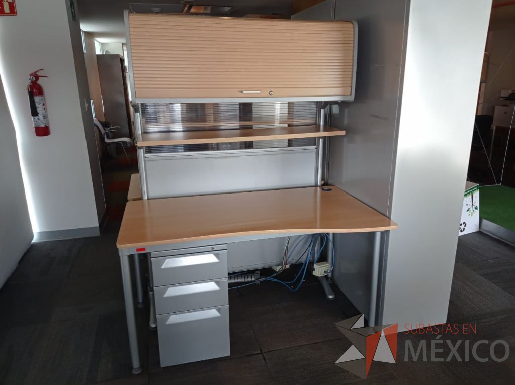 Lote 105 - Estación de trabajo para 2 personas con archivero vertical, mampara con 2 gavetas con puerta corrediza y 2 repisas - Imagen 8