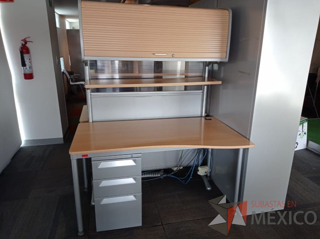 Lote 105 - Estación de trabajo para 2 personas con archivero vertical, mampara con 2 gavetas con puerta corrediza y 2 repisas