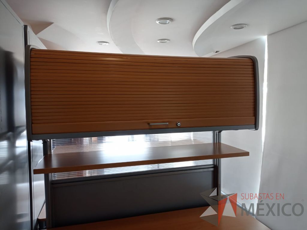 Lote 105 - Estación de trabajo para 2 personas con archivero vertical, mampara con 2 gavetas con puerta corrediza y 2 repisas - Imagen 9