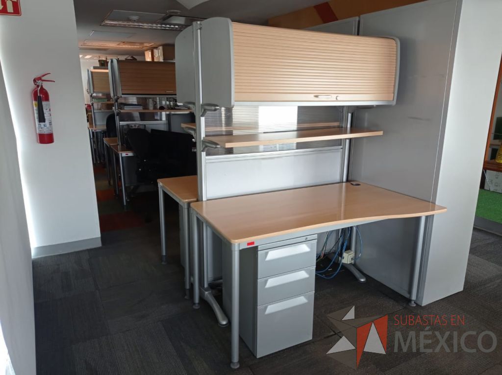 Lote 105 - Estación de trabajo para 2 personas con archivero vertical, mampara con 2 gavetas con puerta corrediza y 2 repisas - Imagen 10