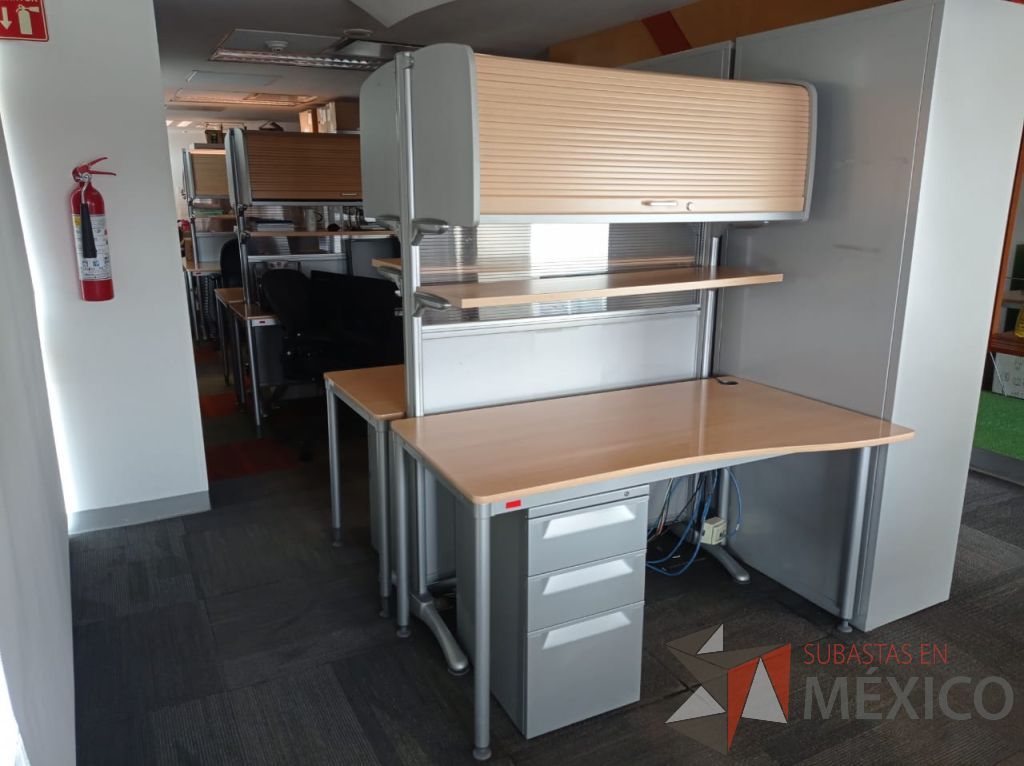 Lote 105 - Estación de trabajo para 2 personas con archivero vertical, mampara con 2 gavetas con puerta corrediza y 2 repisas - Imagen 12