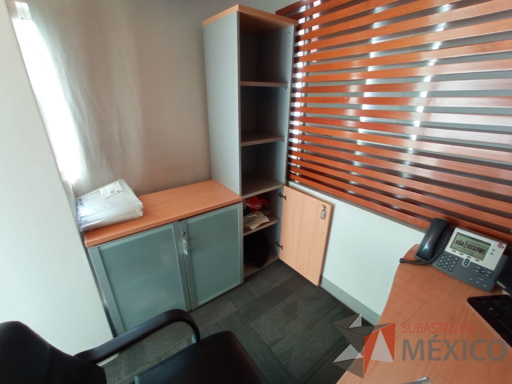 Lote 072 - Mesa de trabajo, gabinete de 2 puertas de cristal y archivero de 3 cajones - Imagen 2