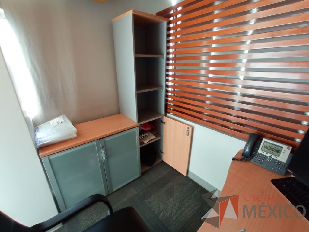 Lote 072 - Mesa de trabajo, gabinete de 2 puertas de cristal y archivero de 3 cajones - Imagen 3