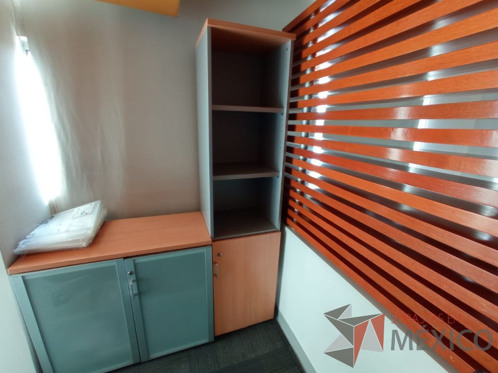 Lote 072 - Mesa de trabajo, gabinete de 2 puertas de cristal y archivero de 3 cajones - Imagen 4