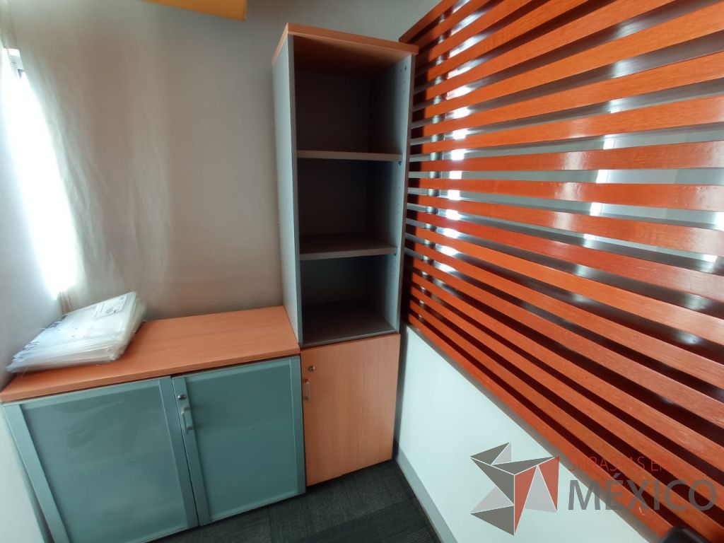 Lote 072 - Mesa de trabajo, gabinete de 2 puertas de cristal y archivero de 3 cajones - Imagen 5