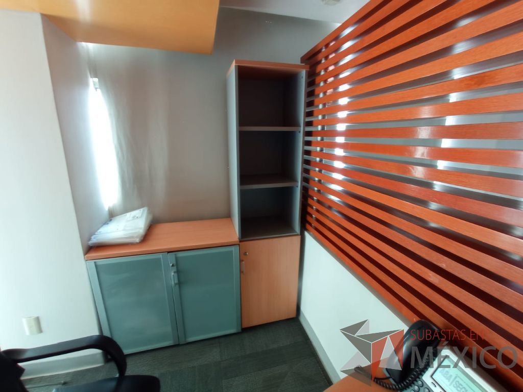 Lote 072 - Mesa de trabajo, gabinete de 2 puertas de cristal y archivero de 3 cajones - Imagen 6