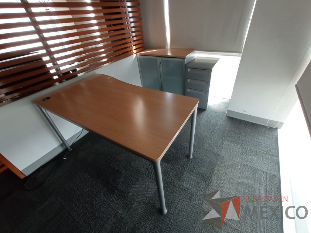 Lote 072 - Mesa de trabajo, gabinete de 2 puertas de cristal y archivero de 3 cajones - Imagen 8