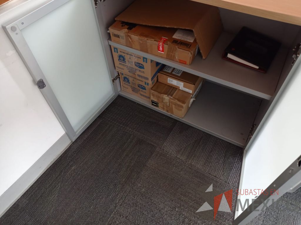 Lote 072 - Mesa de trabajo, gabinete de 2 puertas de cristal y archivero de 3 cajones - Imagen 9