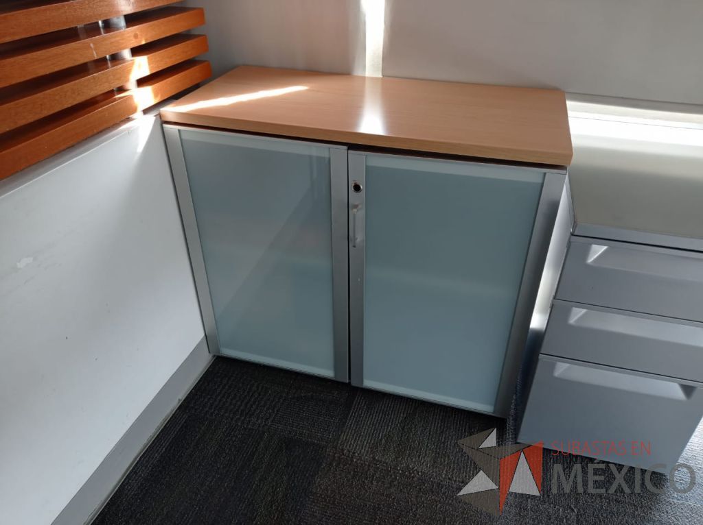 Lote 072 - Mesa de trabajo, gabinete de 2 puertas de cristal y archivero de 3 cajones - Imagen 11