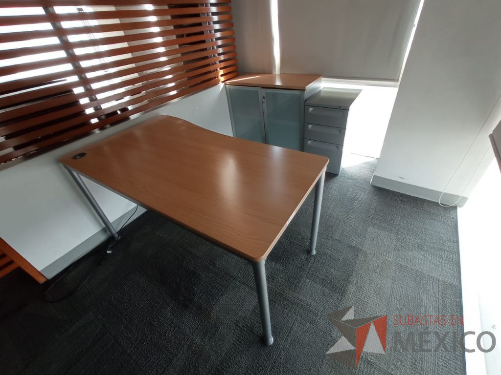 Lote 072 - Mesa de trabajo, gabinete de 2 puertas de cristal y archivero de 3 cajones - Imagen 12