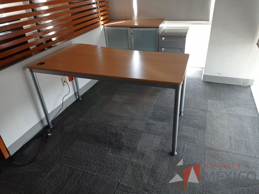 Lote 072 - Mesa de trabajo, gabinete de 2 puertas de cristal y archivero de 3 cajones - Imagen 13