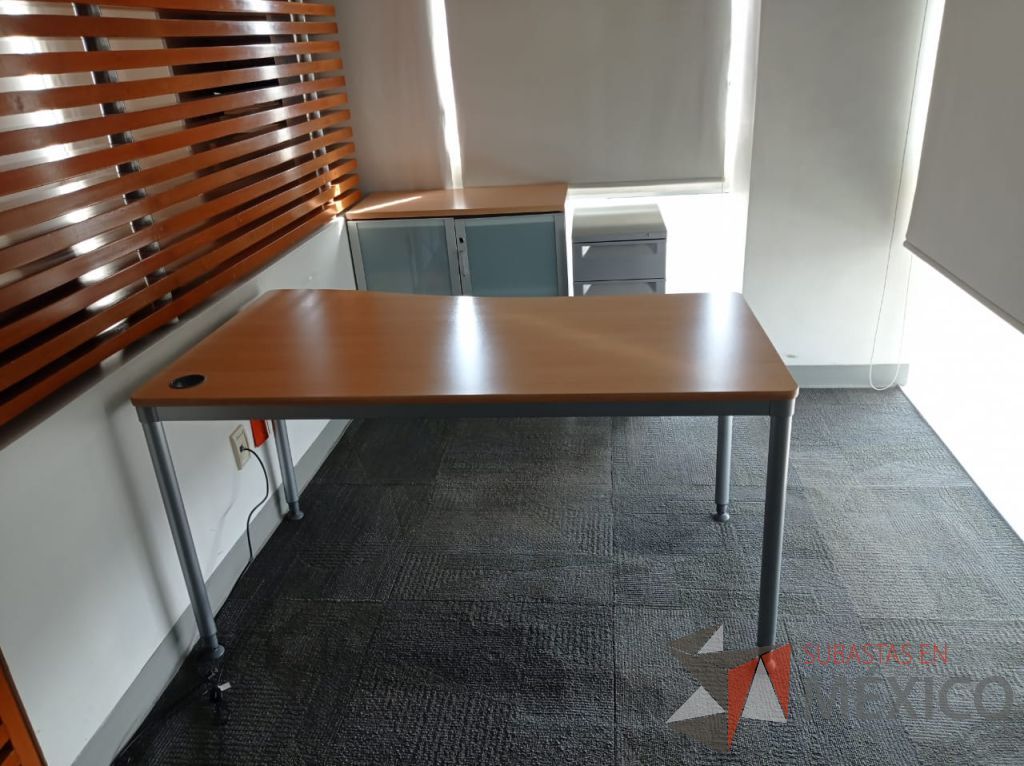 Lote 072 - Mesa de trabajo, gabinete de 2 puertas de cristal y archivero de 3 cajones