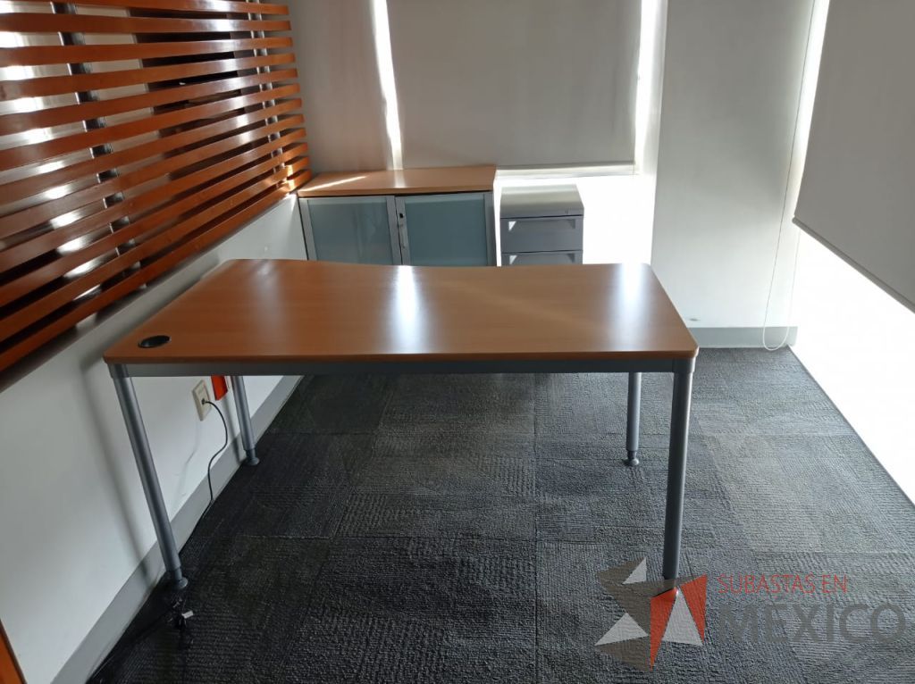 Lote 072 - Mesa de trabajo, gabinete de 2 puertas de cristal y archivero de 3 cajones - Imagen 14