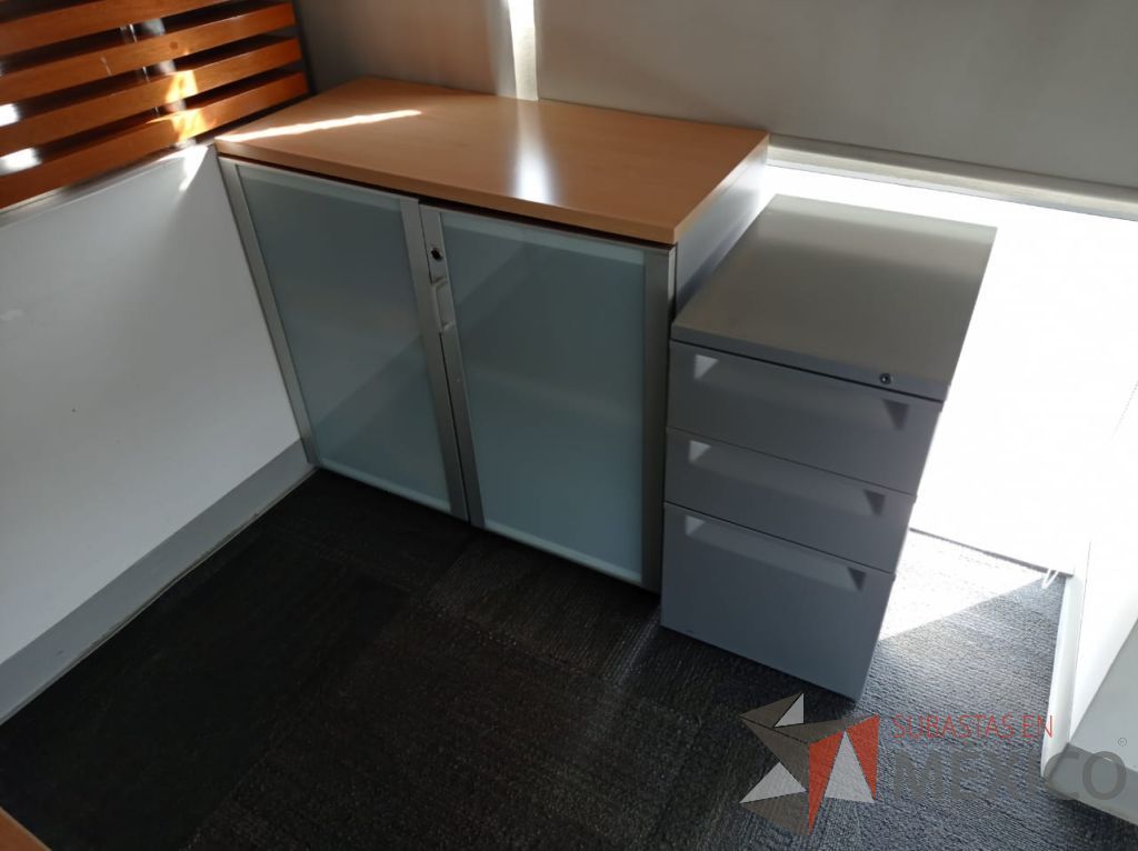Lote 072 - Mesa de trabajo, gabinete de 2 puertas de cristal y archivero de 3 cajones - Imagen 15