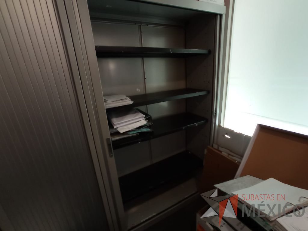 Lote 197 - Gabinete metálico con 2 puertas corredizas color gris - Imagen 2