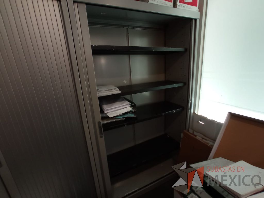 Lote 197 - Gabinete metálico con 2 puertas corredizas color gris - Imagen 3