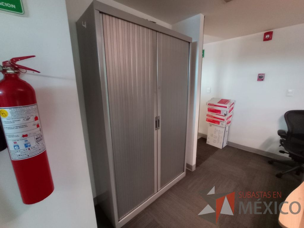 Lote 197 - Gabinete metálico con 2 puertas corredizas color gris - Imagen 4