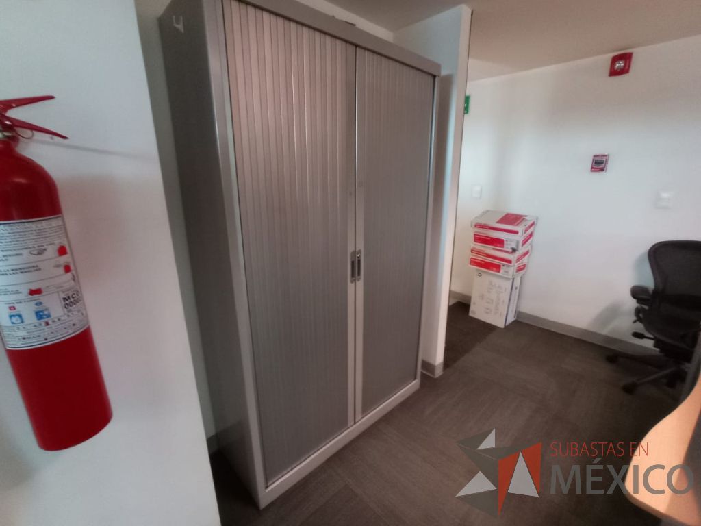 Lote 197 - Gabinete metálico con 2 puertas corredizas color gris - Imagen 5