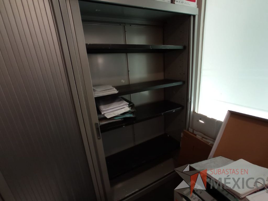 Lote 197 - Gabinete metálico con 2 puertas corredizas color gris - Imagen 8