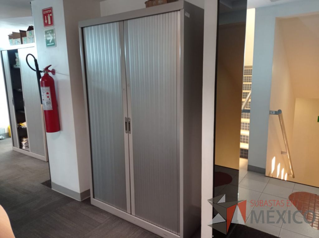 Lote 197 - Gabinete metálico con 2 puertas corredizas color gris