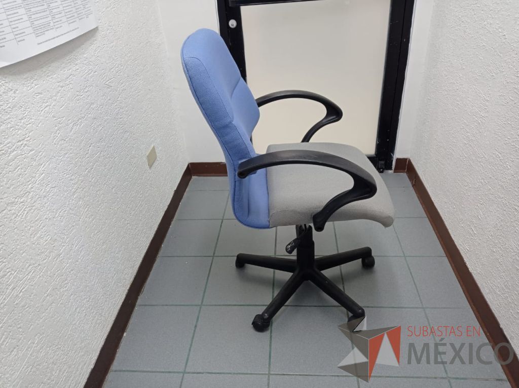 Lote 009 - Silla operativa con ruedas, descansabrazos, asiento color gris y respaldo color azul - Imagen 5