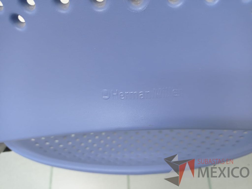Lote 044 - Silla de visita con ruedas, 4 patas metálicas, asiento y respaldo color azul claro - Imagen 7