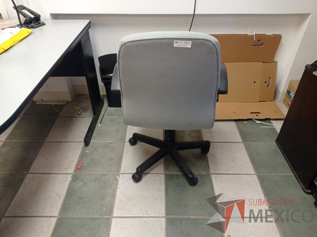 Lote 077 - Silla operativa con ruedas, descansabrazos, asiento color azul y respaldo color gris - Imagen 6
