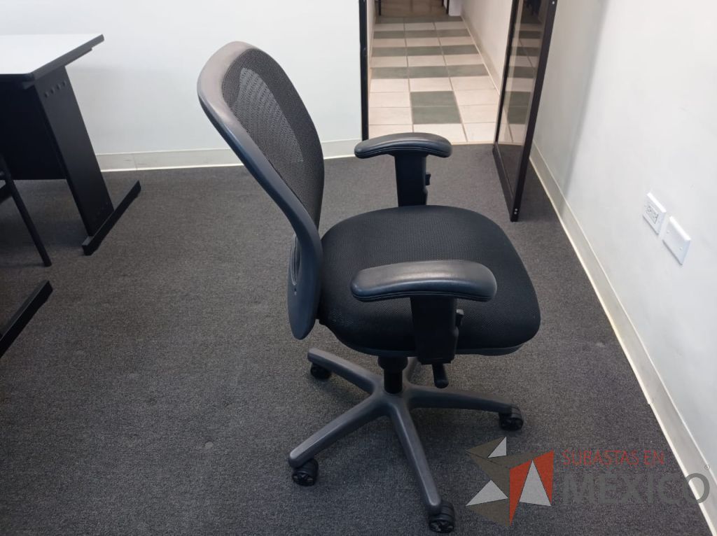 Lote 059 - Silla operativa con ruedas, descansabrazos, asiento en tela y respaldo en malla color negro - Imagen 4