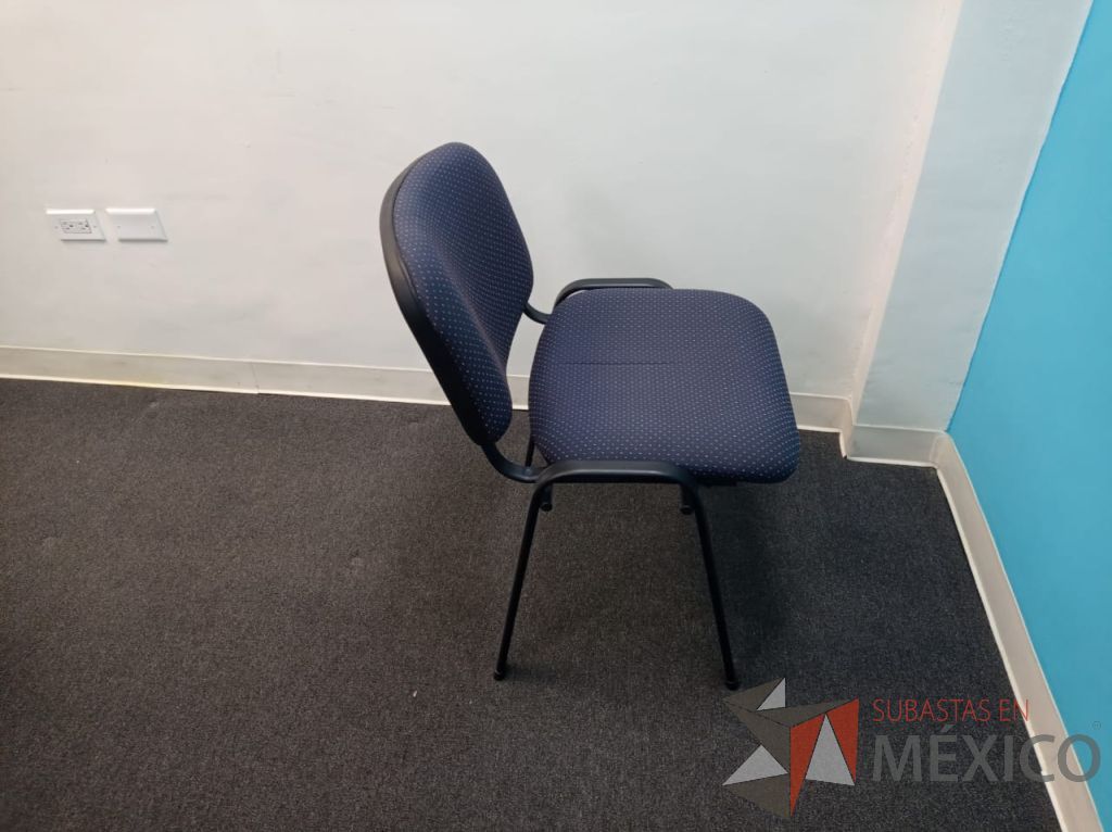Lote 058 - Silla de visita con 4 patas metálicas, asiento y respaldo en tela color azul - Imagen 5