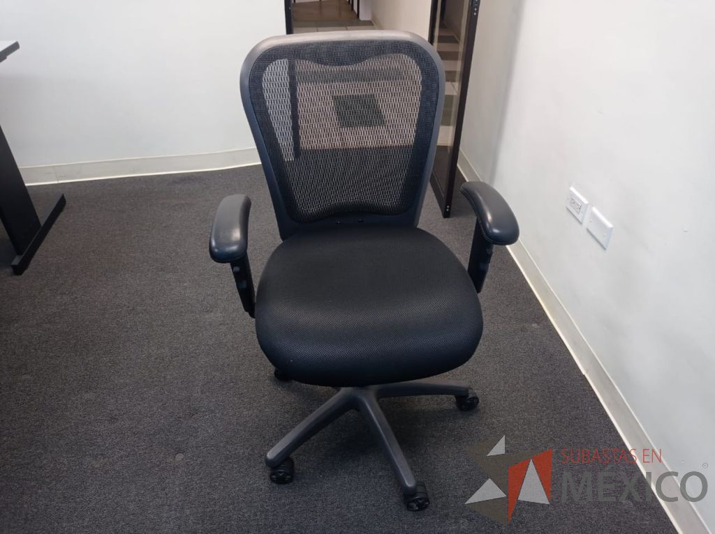 Lote 059 - Silla operativa con ruedas, descansabrazos, asiento en tela y respaldo en malla color negro