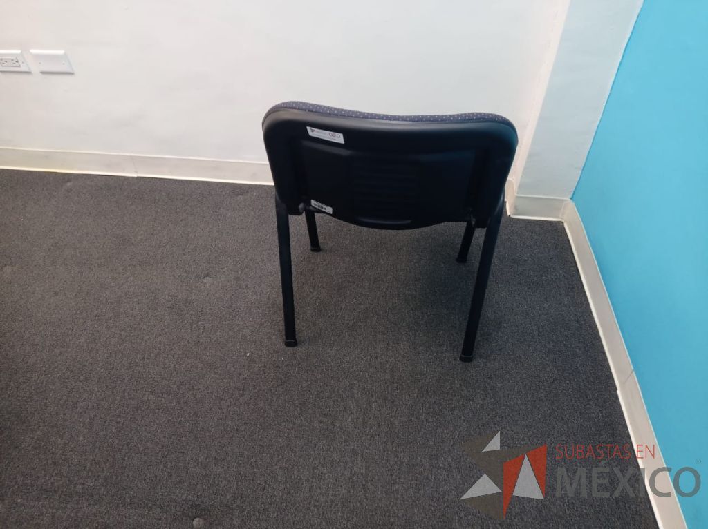 Lote 058 - Silla de visita con 4 patas metálicas, asiento y respaldo en tela color azul - Imagen 6