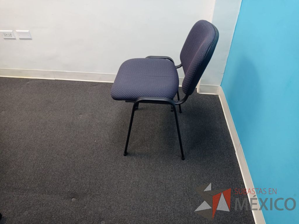 Lote 058 - Silla de visita con 4 patas metálicas, asiento y respaldo en tela color azul - Imagen 7