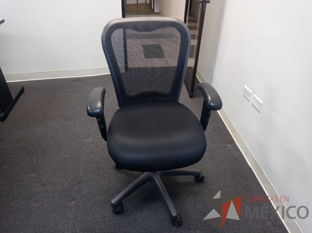 Lote 059 - Silla operativa con ruedas, descansabrazos, asiento en tela y respaldo en malla color negro - Imagen 5