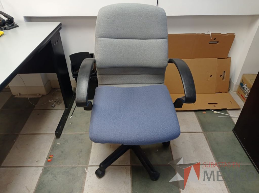 Lote 077 - Silla operativa con ruedas, descansabrazos, asiento color azul y respaldo color gris - Imagen 7