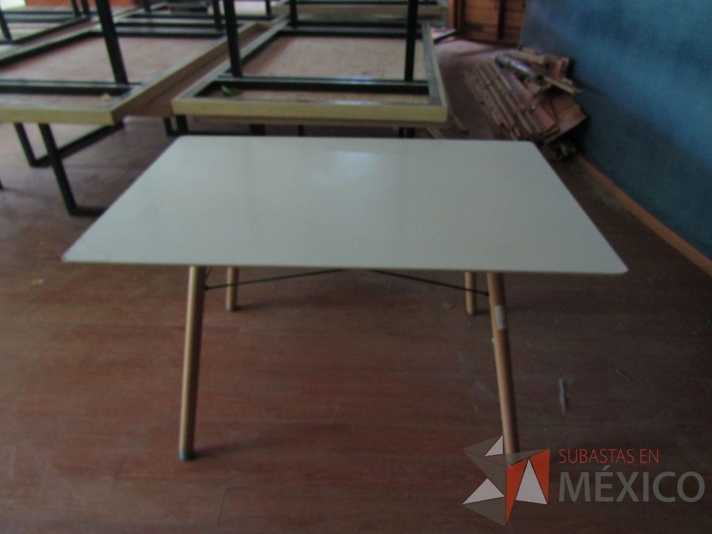 Lote 075 - Mesa de trabajo, patas de madera y cubierta color blanco - Imagen 2